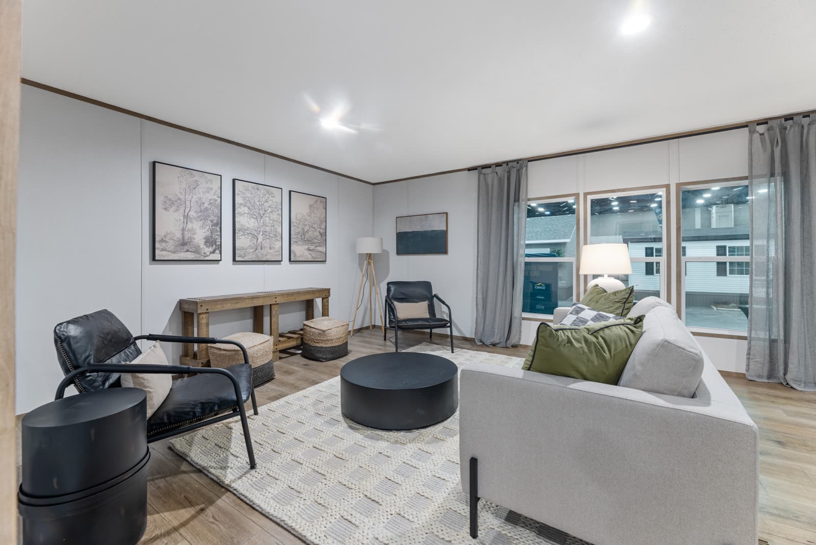 Living room, second furnishing. Console and window wall.
