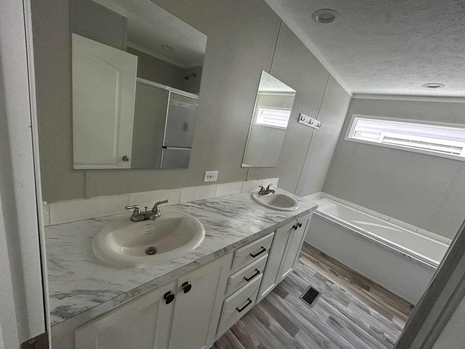 Country Manor 28563M