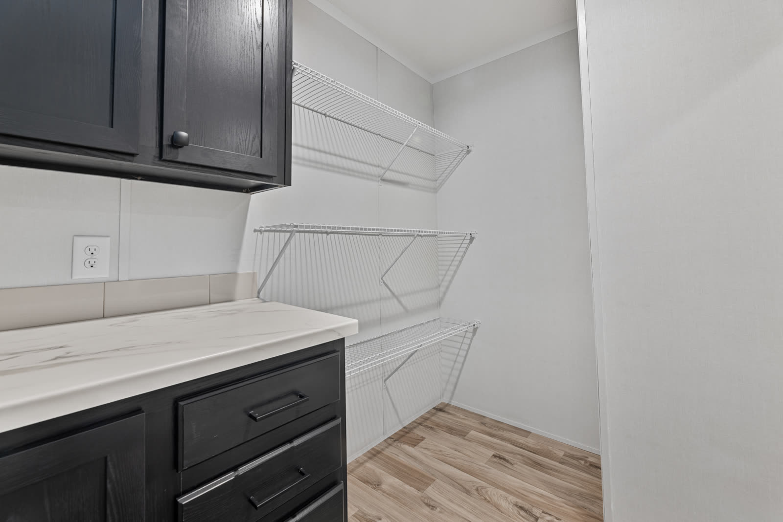Pantry. Counter and wire shelving.